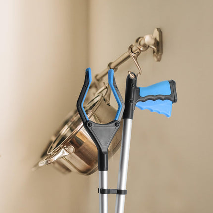 82 cm reacher, gripping tool with magnetic attachment for the elderly, foldable, for holding objects indoors and outdoors