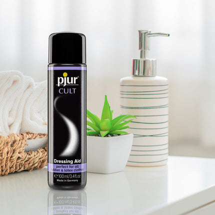 pjur CULT Dressing Aid - Latex dressing aid for a particularly pleasant feeling on the skin - also for rubber (100ml)