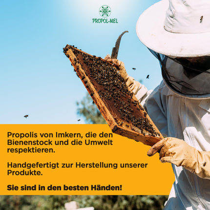 Organic Propolis Spray - 20 ml. Contributes to the well-being of the mouth and throat. Contains propolis, honey, rosemary, eucalyptus, and lemon.