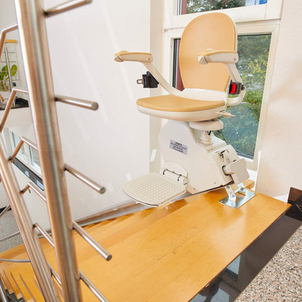 straight stairlift up to 5m length - seen from below on the left - for indoor use - plant-based homelift